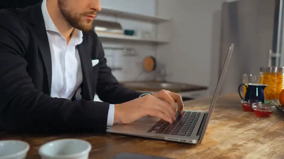 Un dirigeant au travail sur son ordinateur