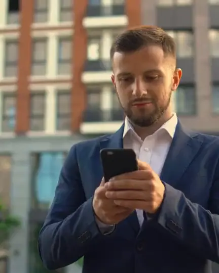 Un dirigeant échange avec son assistant depuis son téléphone